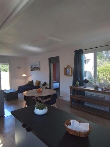 un salon avec un canapé et une table dans l'établissement Le clos St Martin, à Étaules