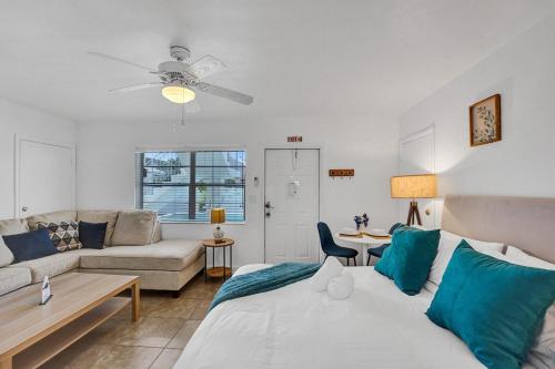 una sala de estar con una cama y un sofá en Waves On Desoto Rental Unit With Pool, en Hollywood