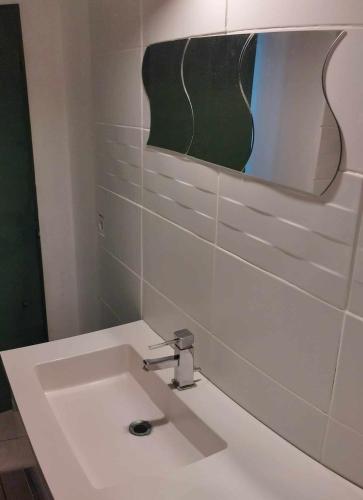 une salle de bain avec un lavabo blanc et un miroir dans l'établissement FREJUS Studio avec place de parking, à Fréjus