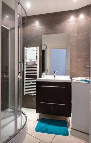 une salle de bain avec un lavabo et une douche dans l'établissement Suite Sainson AC 4 min à pied de la Plage, à Nice