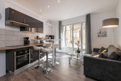 une cuisine et un salon avec un canapé et une table dans l'établissement Suite Sainson AC 4 min à pied de la Plage, à Nice
