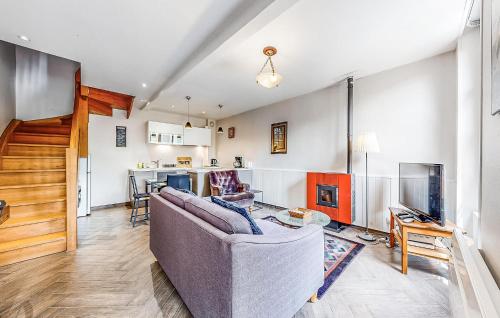 un salon avec un canapé et une cuisine dans l'établissement Apt B, à Jaulgonne