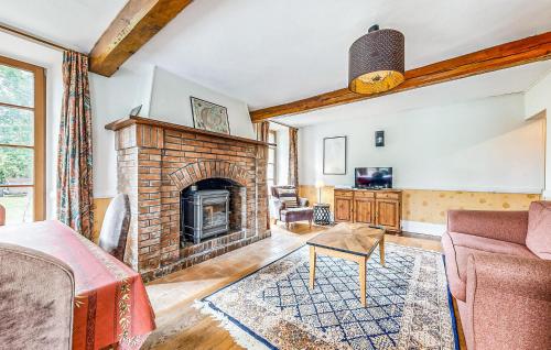 un salon avec une cheminée en briques et un canapé dans l'établissement Apt A, à Jaulgonne