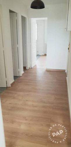 un couloir vide avec du parquet et des murs blancs dans l'établissement 3 rooms flat - Paris Summer Olympics, à Saint-Maurice