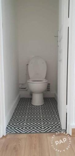 - une salle de bains avec toilettes dans une chambre blanche dans l'établissement 3 rooms flat - Paris Summer Olympics, à Saint-Maurice