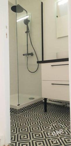 une douche en verre dans une salle de bain avec un lavabo dans l'établissement 3 rooms flat - Paris Summer Olympics, à Saint-Maurice