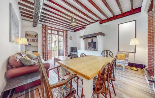 a living room with a table and a couch at 3 Bedroom Awesome Home In Jaulgonne in Jaulgonne