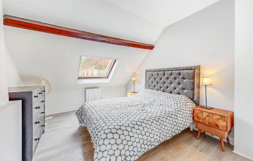 une chambre avec un lit et une commode dans l'établissement 3 Bedroom Awesome Home In Jaulgonne, à Jaulgonne