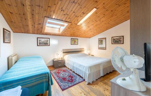 a bedroom with two beds and a vaulted ceiling at Casa Lucia in Villadose