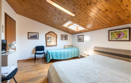 a bedroom with two beds and a wooden ceiling at Casa Lucia in Villadose