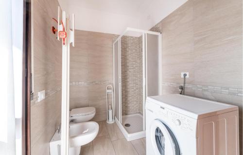 a bathroom with a washing machine and a toilet at Casa Lucia in Villadose
