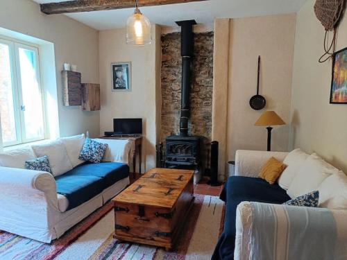 Ceps Cottage sleeps 6 with free wifi near the river