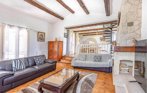 un salon avec un canapé et une cheminée dans l'établissement Pet Friendly Home In Roujan, à Roujan