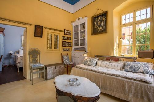 Χώρος καθιστικού στο kalosymi house,Symi