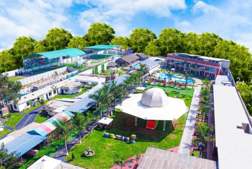 チンチャ・アルタにあるHotel Resort Thiagoの遊園地の空中景観
