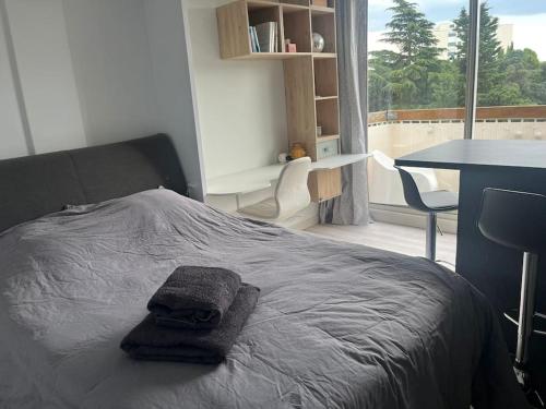 une chambre avec un lit avec deux serviettes dessus dans l'établissement Le Studio - Parking & Balcon, à Toulouse