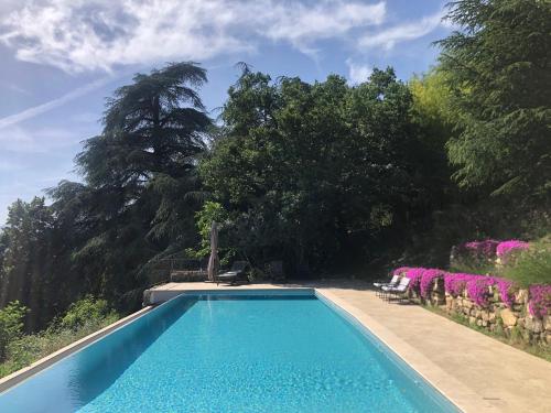 Kolam renang di atau dekat dengan La Châtaigne Perchée, piscine et nature