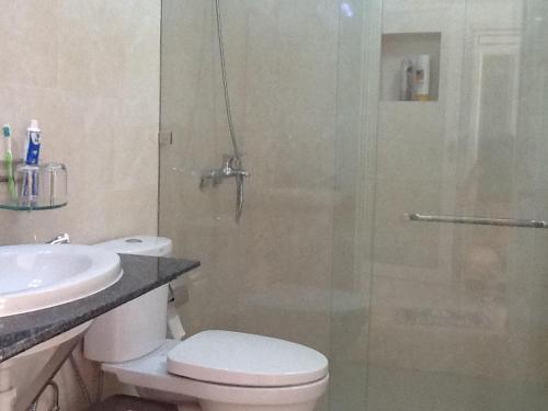 un bagno con doccia, wc e lavandino di Areca Resort a Mui Ne