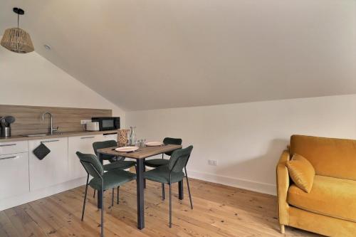 une cuisine et une salle à manger avec une table et des chaises dans l'établissement Le Zanzibar - Lovely Bright Apartment - Villeurbanne, à Villeurbanne