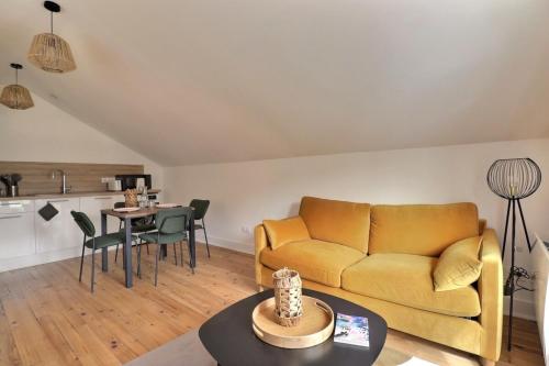 un salon avec un canapé et une table dans l'établissement Le Zanzibar - Lovely Bright Apartment - Villeurbanne, à Villeurbanne