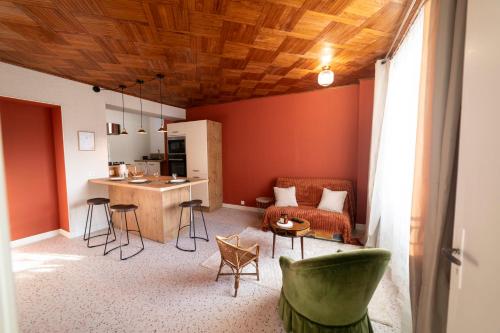 un salon avec un canapé et une table dans l'établissement Appartement cosy au cœur du village - Le Ségala, à Montbazens