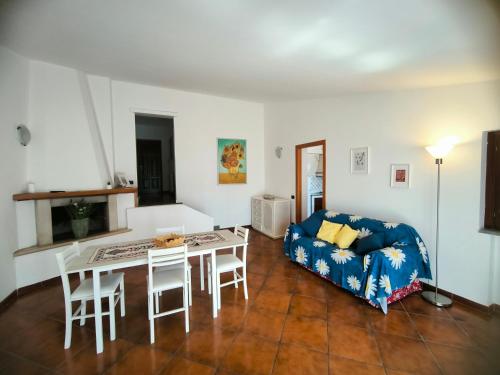 ein Wohnzimmer mit Tisch und Couch in der Unterkunft Villa del Poggio Marina di Camerota in Lentiscosa