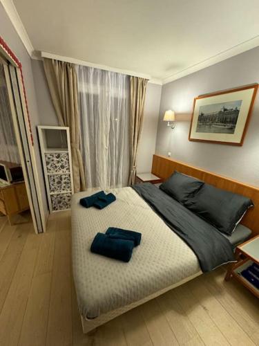 une chambre avec un grand lit avec des oreillers bleus dessus dans l'établissement 2-room apartment in Paris la Defense Arena Parking, à Courbevoie