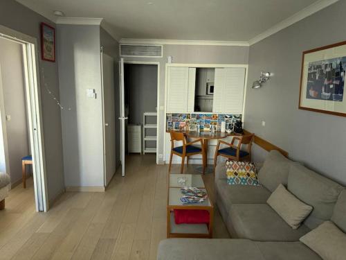 un salon avec un canapé et une table dans l'établissement 2-room apartment in Paris la Defense Arena Parking, à Courbevoie