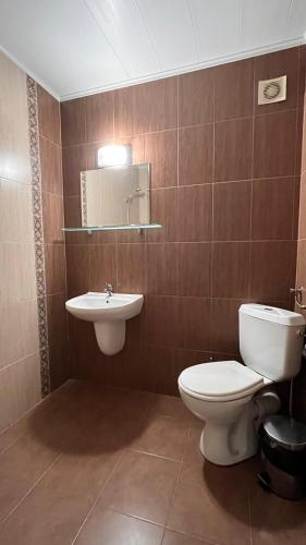 Bilik mandi di Family Hotel Primo