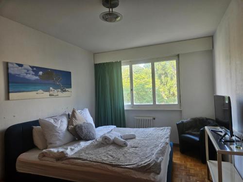 a bedroom with a bed with two stuffed animals on it at Bonito apartamento vacacional1 in Lausanne