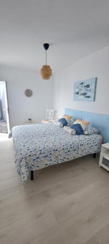 Un dormitorio con una cama con almohadas azules. en Punta Panoramic - Punta Mujeres, en Punta Mujeres