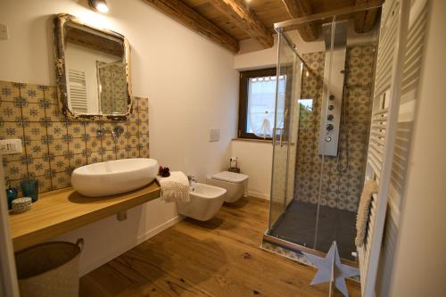 a bathroom with a sink and a shower at Casale San Pietro in Palmanova