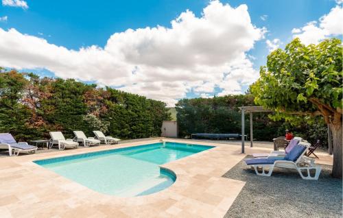 - une piscine avec des chaises longues et un arbre dans l'établissement Amazing Home In Prades Sur Vernazobre, à Prades-sur-Vernazobre