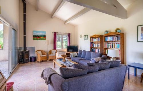 - un salon avec un canapé bleu et des étagères dans l'établissement Amazing Home In Prades Sur Vernazobre, à Prades-sur-Vernazobre