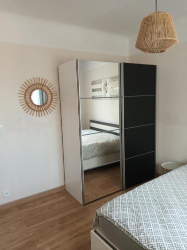 - une chambre avec un miroir et un lit dans l'établissement Location haut de villa, à Pignans