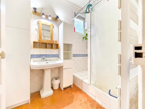 une salle de bain avec un lavabo et une douche dans l'établissement CENTRE DE NICE- MAGNIFIQUE APPARTEMENT DE 50m2, à Nice