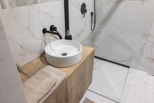 a bathroom with a white sink and a shower at Apartament z ogrodem - 2-Pokojowy in Radom