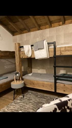 une chambre avec deux lits superposés et un tapis dans l'établissement Chalet l'Atypique - 10 personnes, à Bolquère-Pyrénées 2000