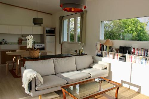 un salon avec un canapé et une table dans l'établissement Maison de Campagne proche plage, à Blainville-sur-Mer