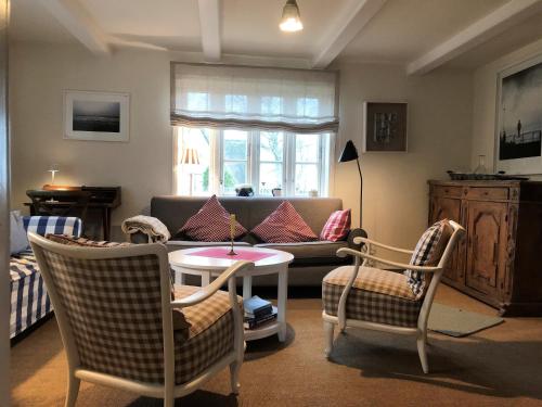 a living room with a couch and two chairs and a table at Midlum- Finnegan, EG in Midlum