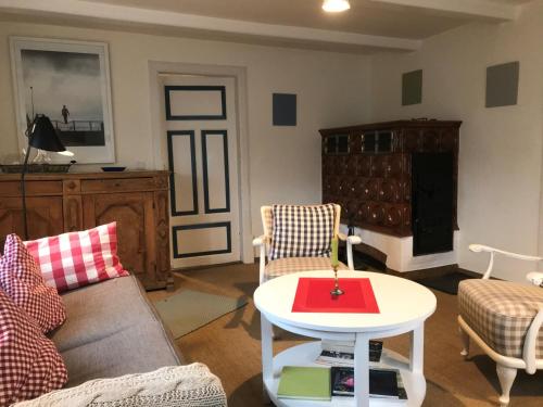 a living room with a couch and a table at Midlum- Finnegan, EG in Midlum