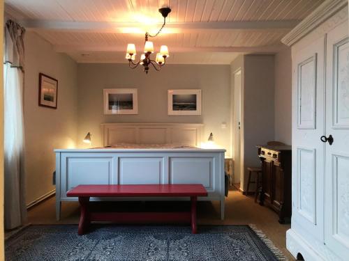 a bed with a red bench in a room at Midlum- Finnegan, EG in Midlum