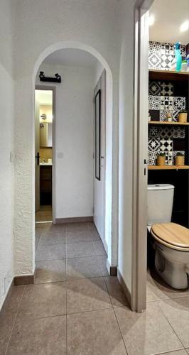 - un couloir avec des toilettes dans la chambre dans l'établissement Appartement Cosy Centre Ville Roquebrune-Cap-Martin Carnoles, à Roquebrune-Cap-Martin