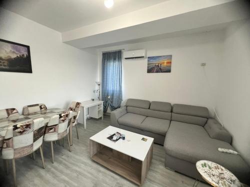 ein Wohnzimmer mit Sofa und Tisch in der Unterkunft Apolonium Apartment Properties in Bukarest
