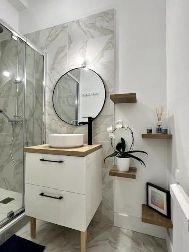 une salle de bain avec un lavabo et un miroir dans l'établissement NEW T2 au centre de Lorient 3min de la gare, à Lorient