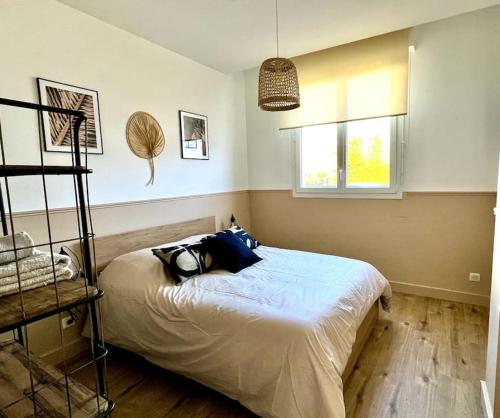 une chambre avec un lit dans une pièce dans l'établissement NEW T2 au centre de Lorient 3min de la gare, à Lorient