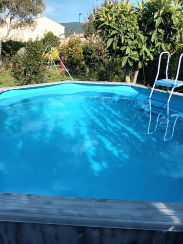 une piscine avec deux chaises et une balançoire dans l'établissement Location haut de villa, à Pignans