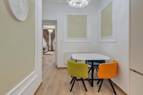 Posezení v ubytování 59 Bleu H City Center Apart with FreeParking, AC, and an extra large comfy bed