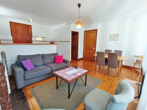 un salon avec un canapé et une table dans l'établissement Le petit cerf, T3, wifi, cave, à Luchon