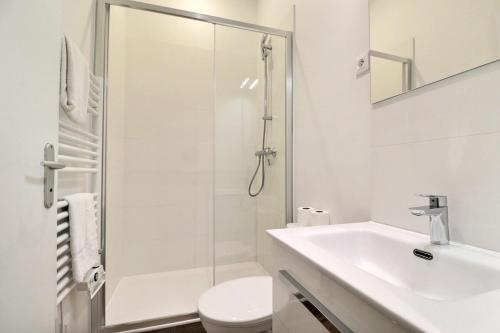 une salle de bain blanche avec une douche et un lavabo dans l'établissement Le Petit Condé - Fully equipped studio - Lyon 2nd, à Lyon